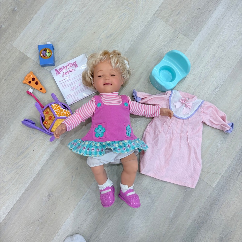 Amazing Amanda Interactive Doll Playmates Toys 2005 Accessories Nightgown works!